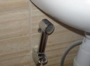 Измийте непрекъсната работа на клапана на тоалетното казанче: отстраняване на неизправности Как да поправите подаването на дъното на входящия клапан на казанчето