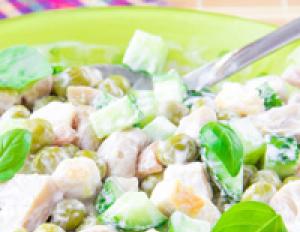 Salāti ar vistu: receptes ar fotogrāfijām ir vienkāršas un garšīgas